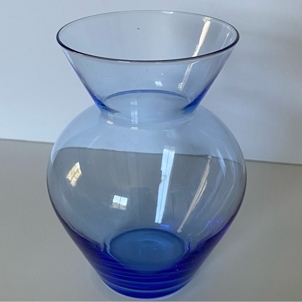 Blown Art Glass Blue Mini Bud Vase 5” Bulbs Excellent used condition! Pretty